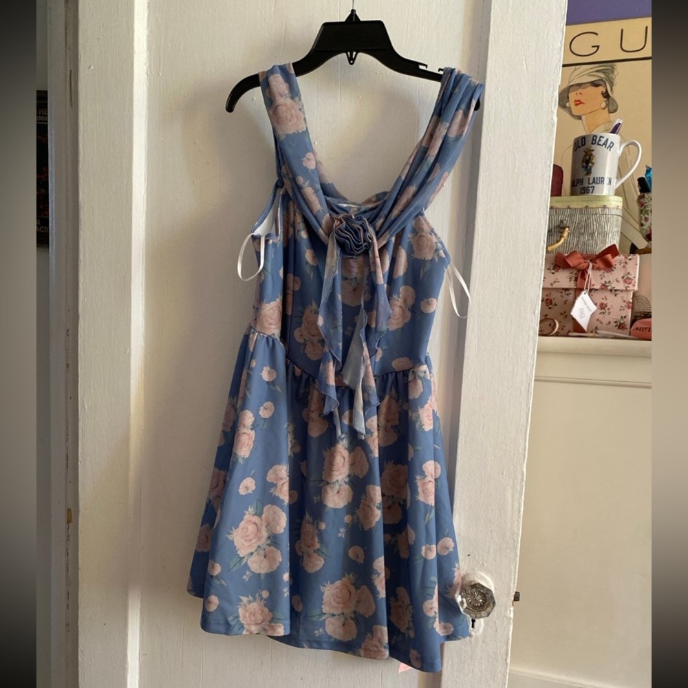 Shein NWT dress
Size large 
Off the shoulder
